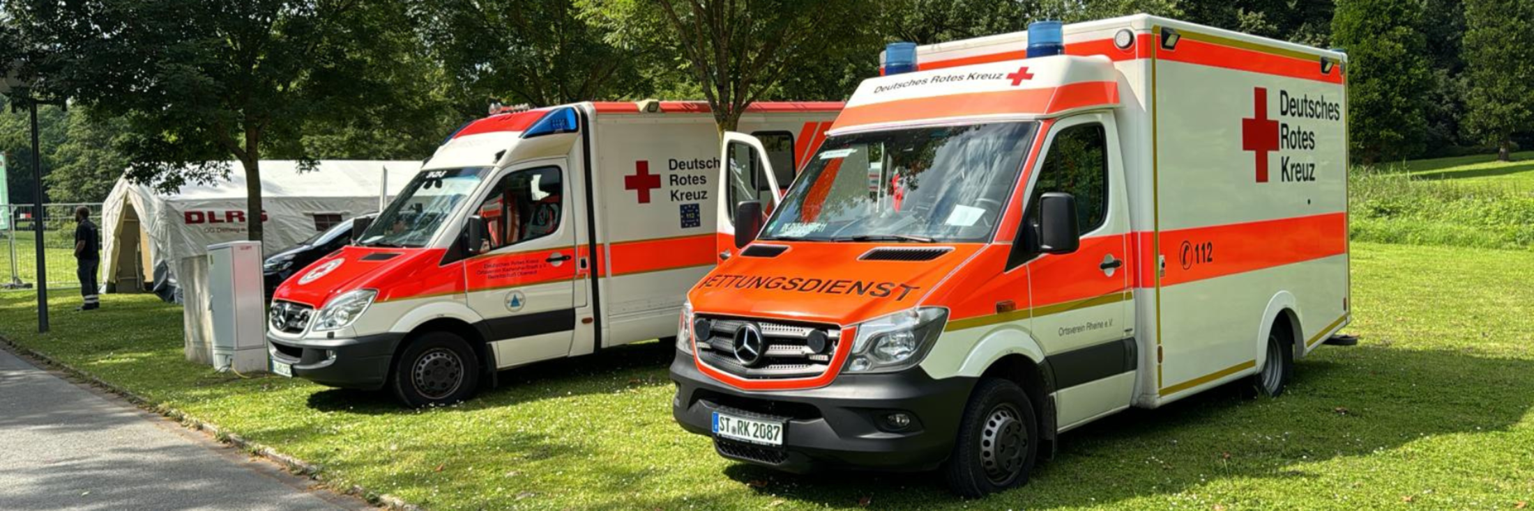 Einsatzfahrzeuge des Sanitätsdienst vom Deutschen Roten Kreuz.